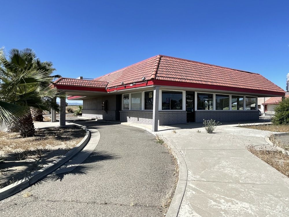 Freestanding Freeway Visible Restaurant + Equipment : 25014 W Dorris Ave, Coalinga, CA 93210